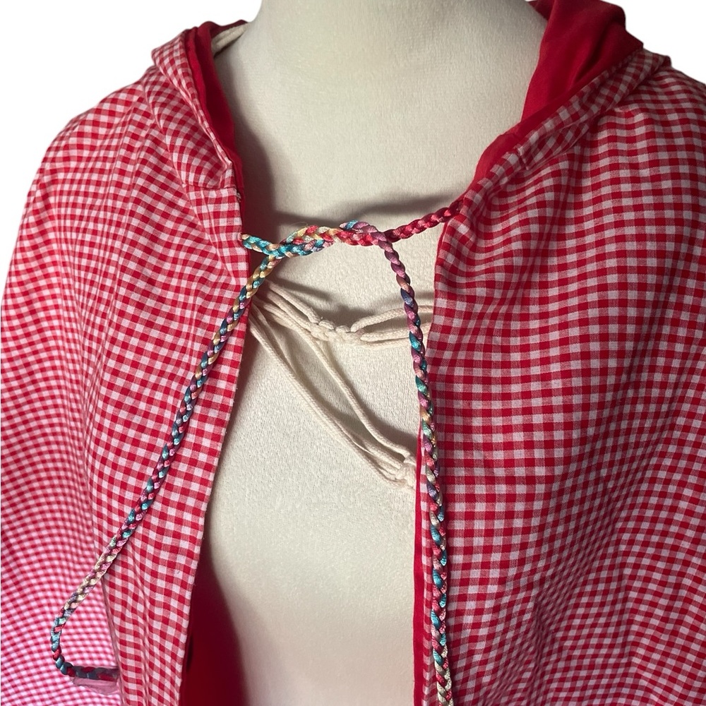 Red Riding Hood - Picture 3 of 6